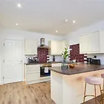 Stunning 2 Bed - Location Apartment *