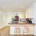 Stunning 2 Bed - Location