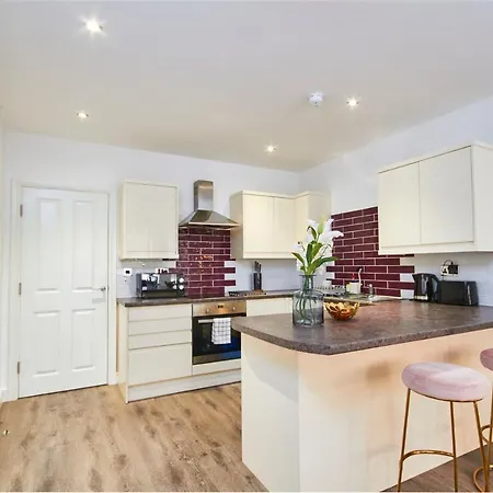 Stunning 2 Bed - Location Apartment *