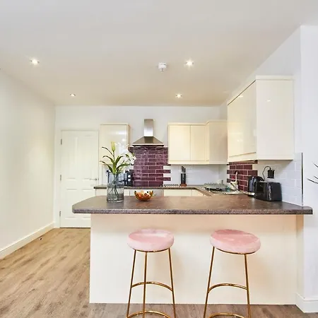 Stunning 2 Bed - Location