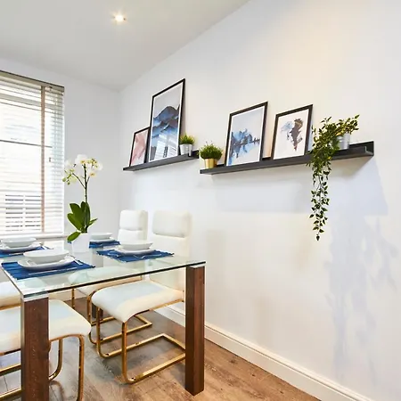 Stunning 2 Bed - Location